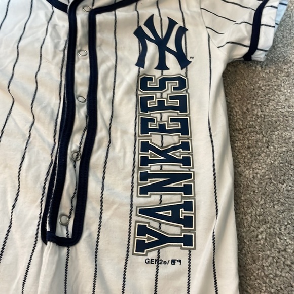 NY YANKEES ONE PIECE 6-9 month - Picture 3 of 3